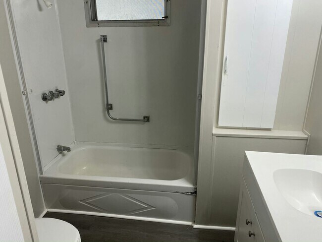 Building Photo - 5 Crest Ave