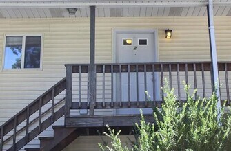 Building Photo - Lovely 2 bed 1.5 bat Condo is quiet Stamford Neighborhood