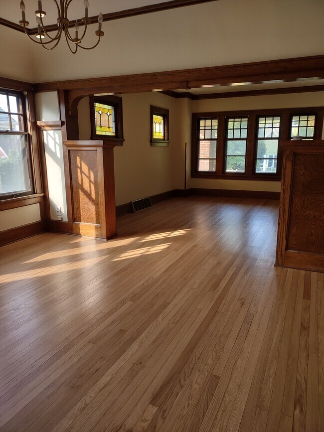 Airy LR/DR - 2914 S Lenox St