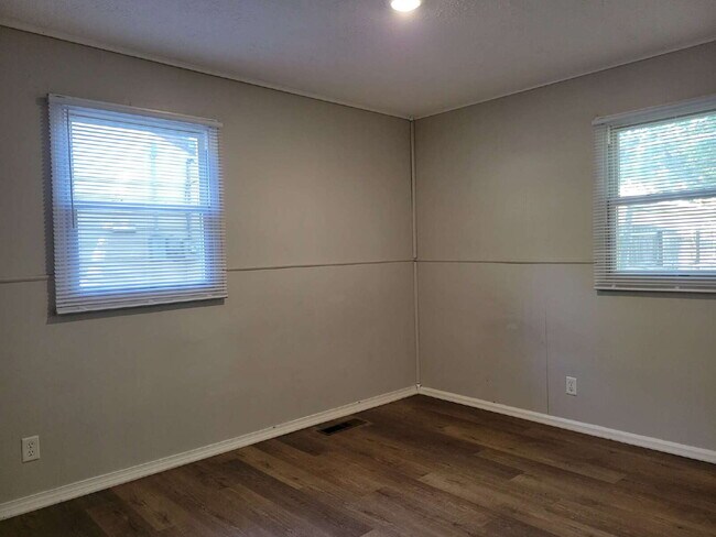 Building Photo - Sweet Home — 3 Bedroom with Garage & Stainless Steel Appliances