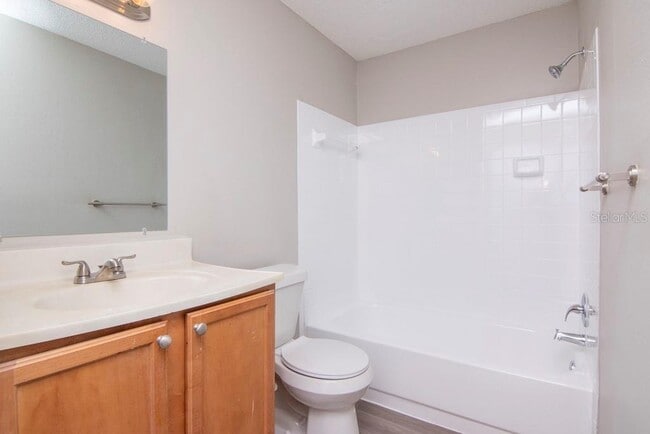 Building Photo - 302 Lake Parsons Green