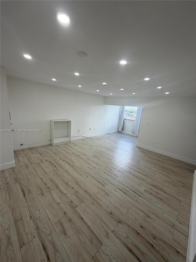 Building Photo - 750 NW 43rd Ave