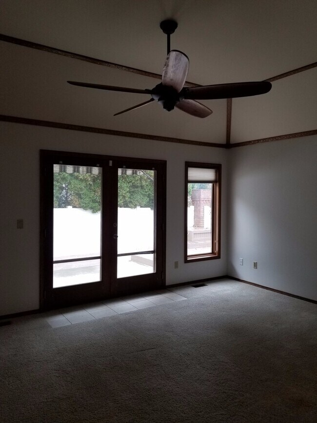 Building Photo - Bellevue Manor 2br 2ba Double garage