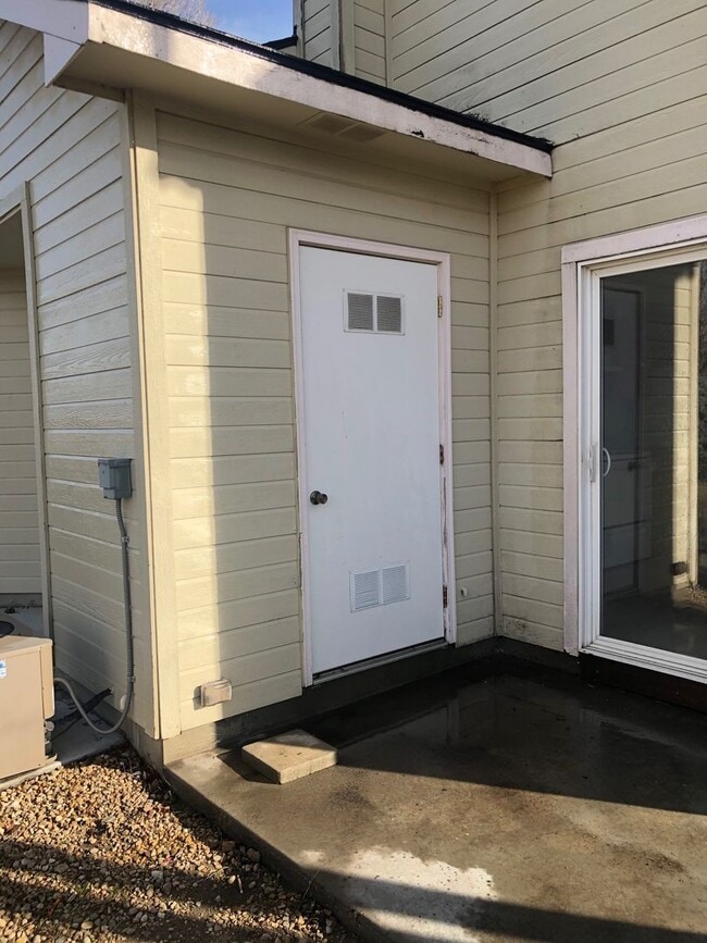 Building Photo - 2 bedroom unit Centrally located in Nampa