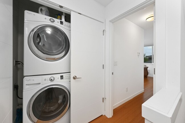 Building Photo - Ballard Townhouse - In Unit Washer/Dryer, Rooftop Deck