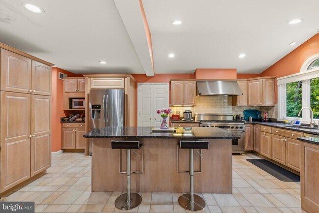 Building Photo - 8715 Shadowlake Way