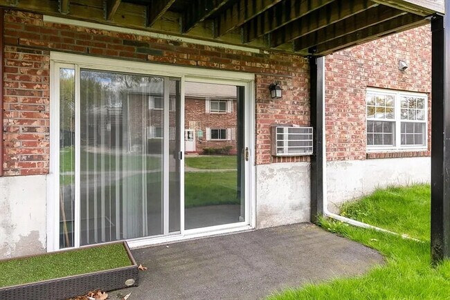 Building Photo - 39 Farrwood Ave