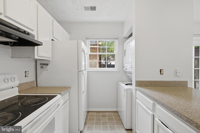 Building Photo - 8635 Reinecke Ct