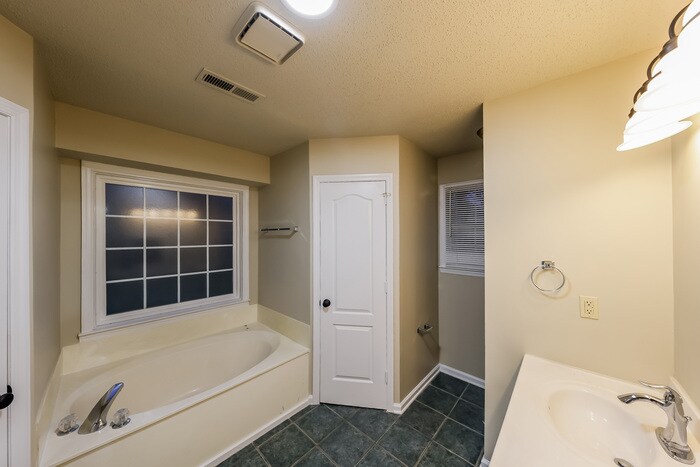 Building Photo - 100 Springview Ln