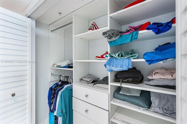 Building Photo - 1800 N Bayshore Dr