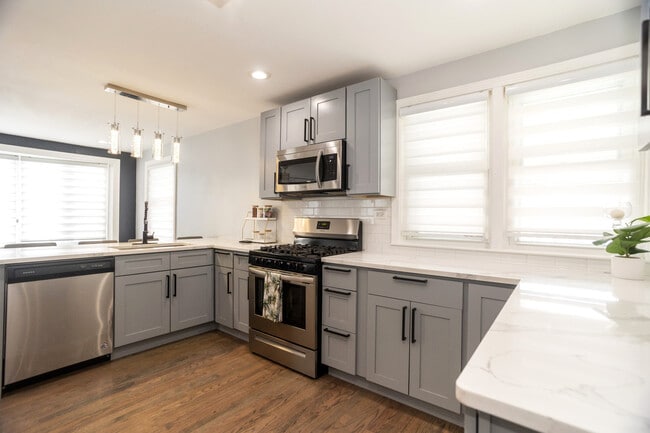 Building Photo - 9945 Sunnyside Ave