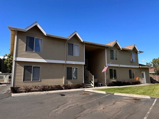 Building Photo - NE Bend Rental Near St. Charles Hospital | 2 Bed, 1 Bath | Off-Street Parking | 97701