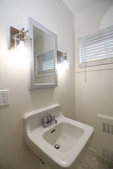 Building Photo - 1007-1019 SW Gaines St and 3521-3527 SW 10th Ave