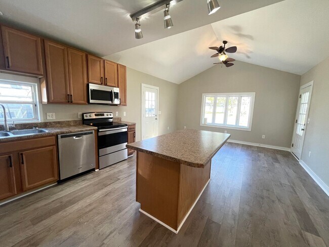 Building Photo - 414 1st Ave