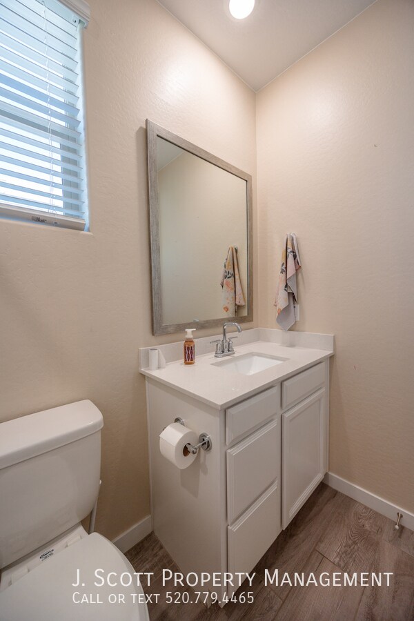 Building Photo - 449 Pinnacle Ridge Dr