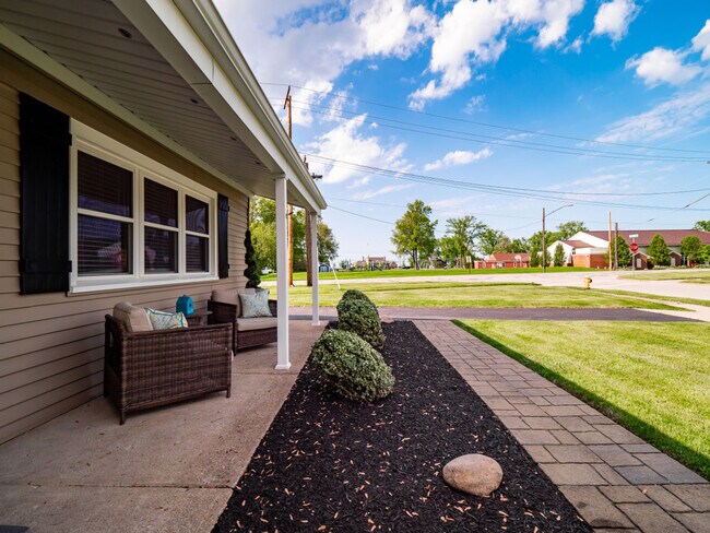 Building Photo - 126 Beachwood Ave