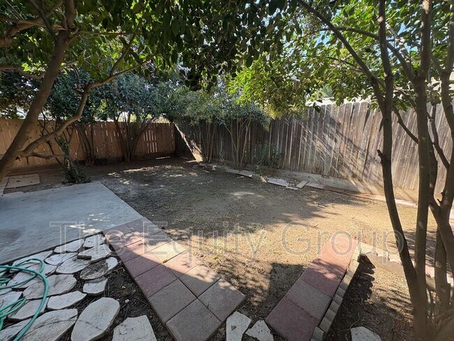 Building Photo - 2408 W Packwood Dr