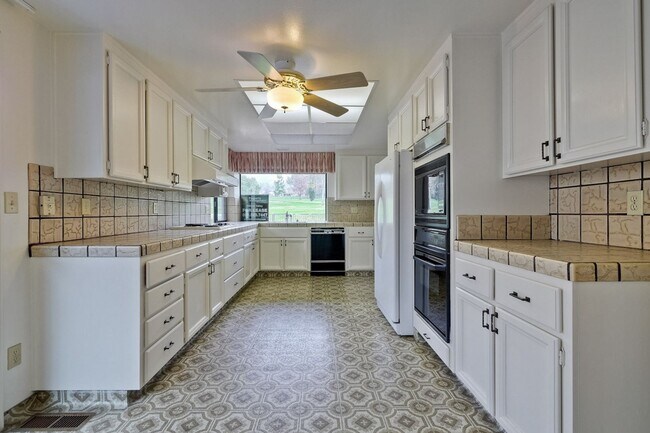 Building Photo - Wow! What a Great Home! Available Soon!