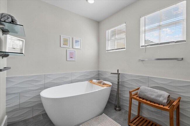 Building Photo - 2447 Country Golf Dr