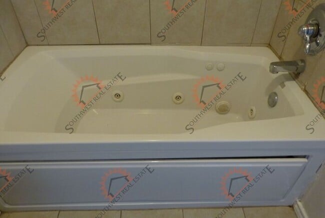 Building Photo - Perfect for roommates--2 bedroom 2 bathroo...