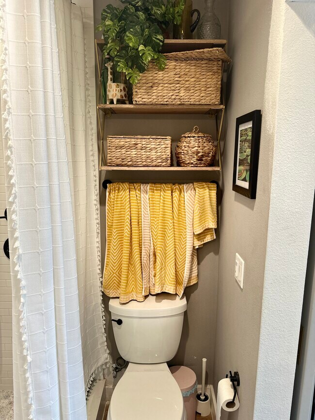 Building Photo - 2933 Midvale Ave