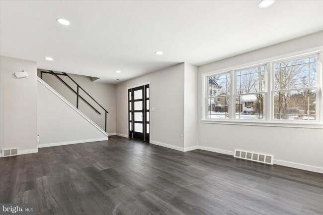 Building Photo - 17 McLaughlin Dr