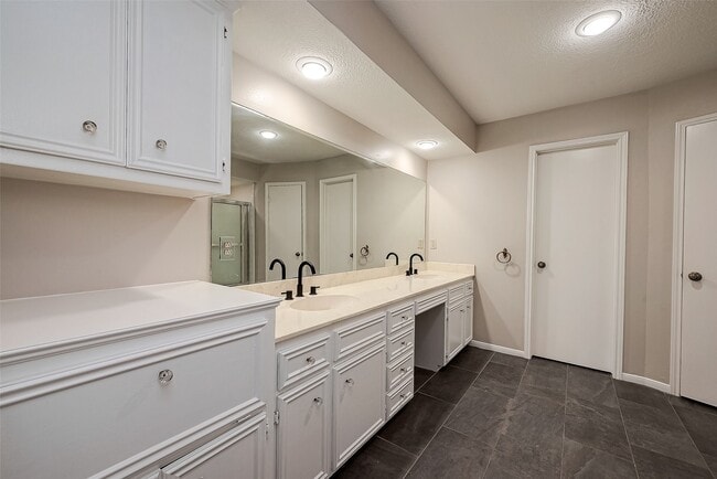 Building Photo - 131 Cove Cir