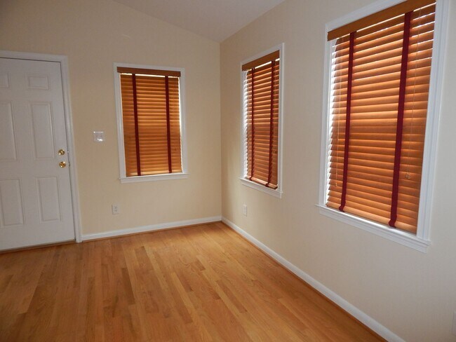 Building Photo - NICELY UPDATED DUPLEX NEAR METRO