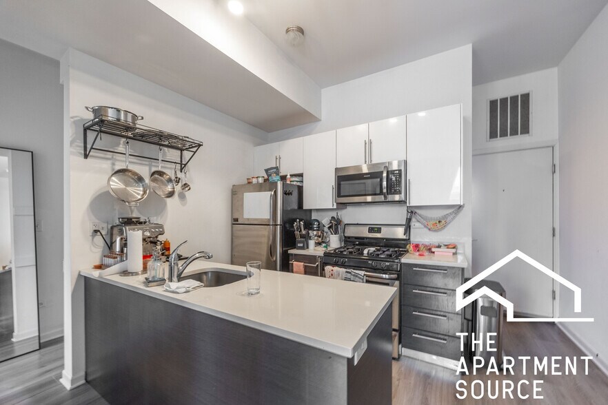 Building Photo - 2022 S Throop St