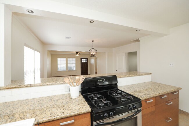 Building Photo - 905 Kern St