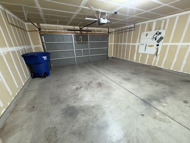 Building Photo - Convenient Location Three bedroom 2.5 baths 2 car garage