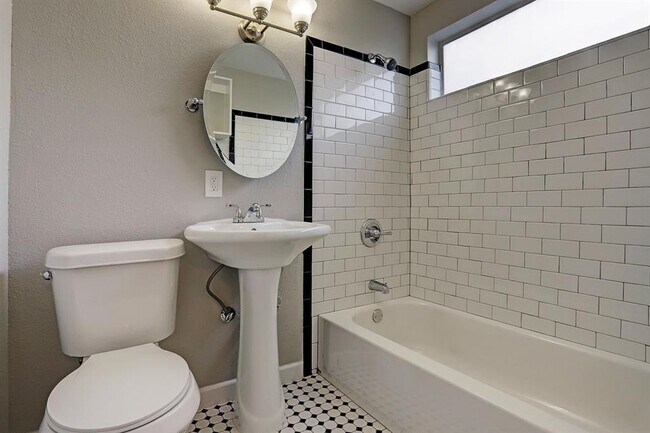 Building Photo - 2647 Greenbriar Dr