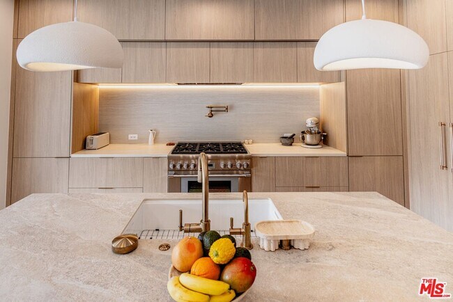 Building Photo - 4705 Saloma Ave