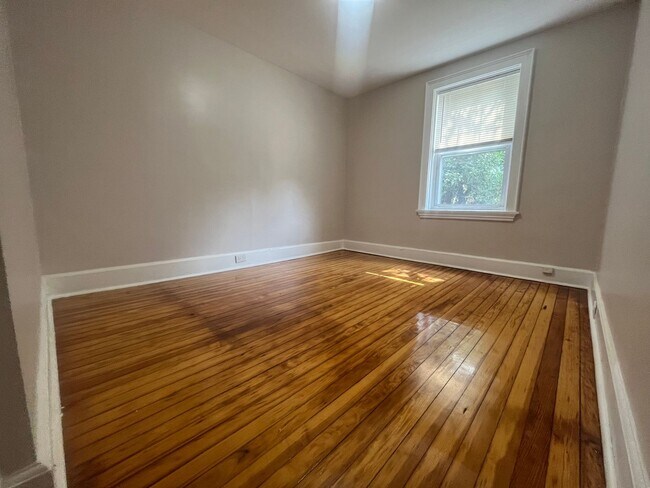 Building Photo - Beautifully Renovated 3 Bed/1 Bath Home in Fairview!