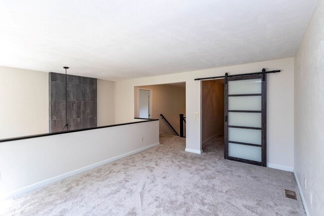 Building Photo - Beautiful Townhome in Central Colorado Springs!