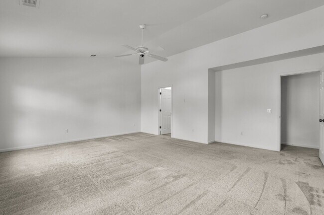 Building Photo - 3 Bedroom 2.5 bath home with 2 car garage located in Shadow Moss