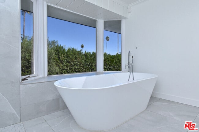 Building Photo - 4678 White Oak Ave