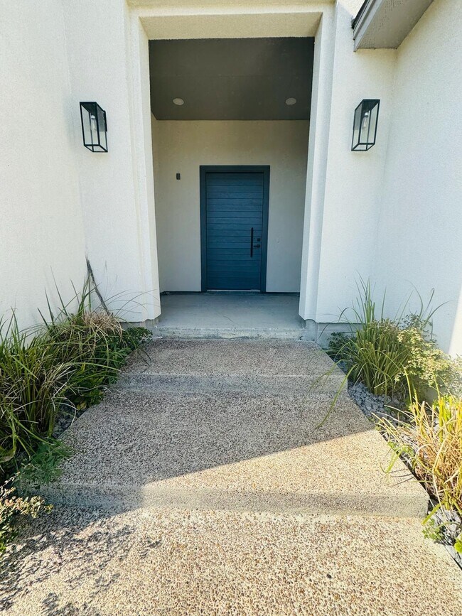 Building Photo - 420 Placido Dr