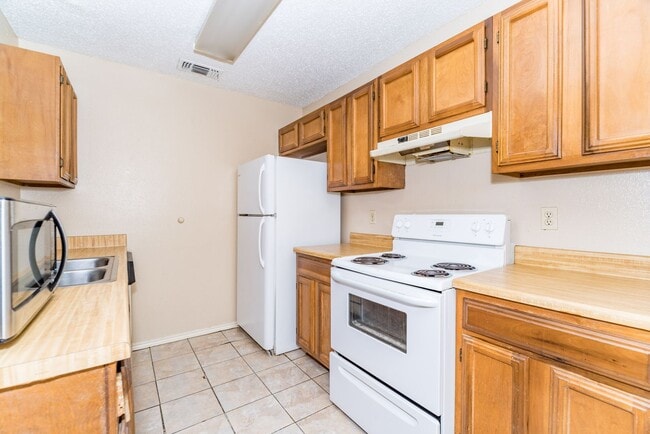 Building Photo - 2-BEDROOM DUPLEX