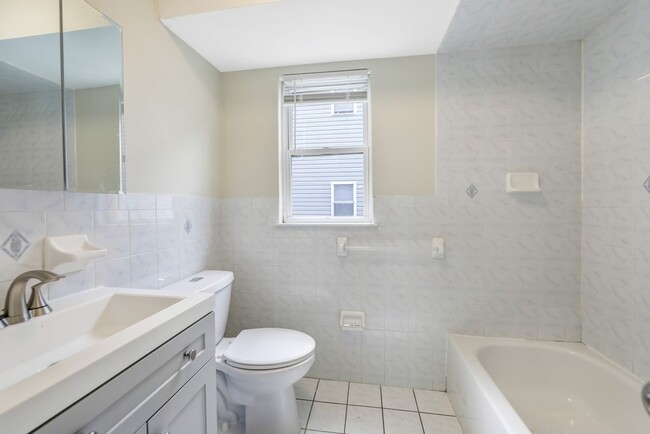 Building Photo - 14 Birks Pl