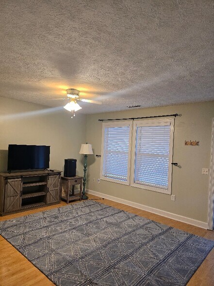 Building Photo - 630 Kamran Dr NW