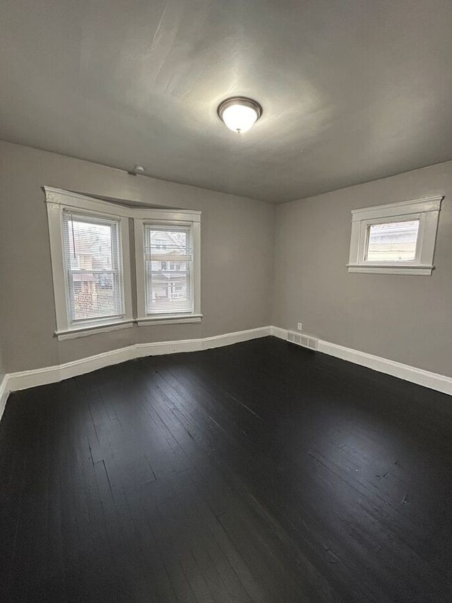 Building Photo - Charming 3-Bedroom Home with Great Space /...