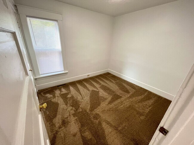 Building Photo - 306/308w2nd