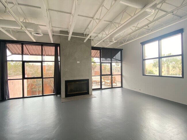 Building Photo - 2110 Main St