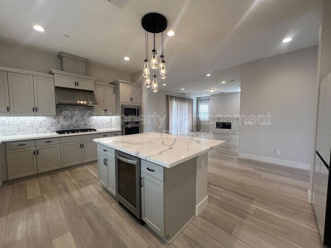 Building Photo - 2996 Minaret Wy