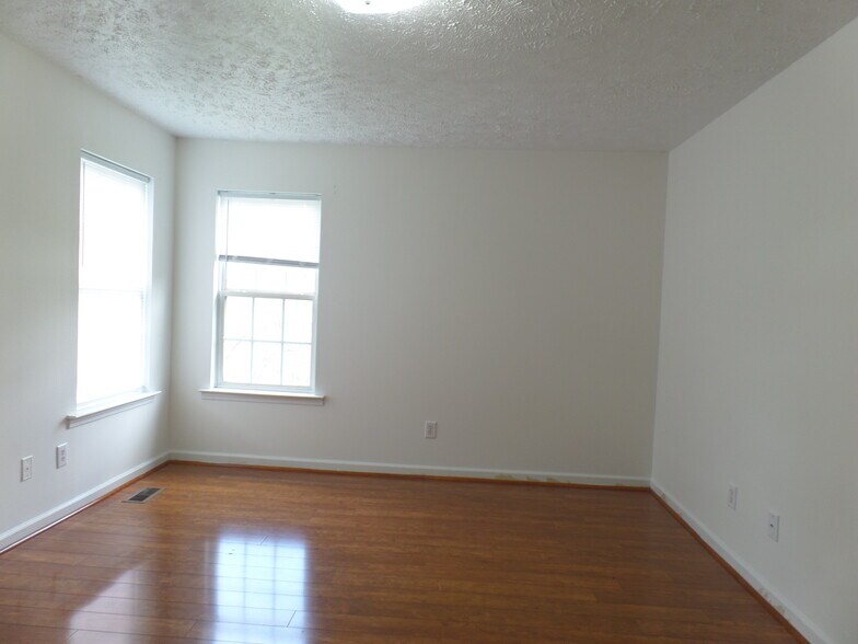 Building Photo - 2047 Horncastle Dr