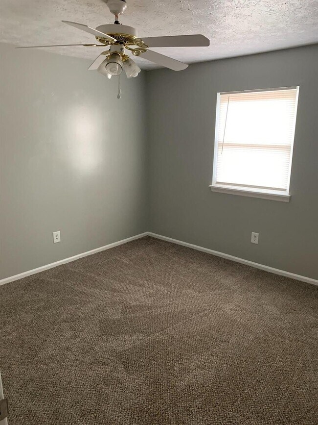 Building Photo - 384 Redding Rd