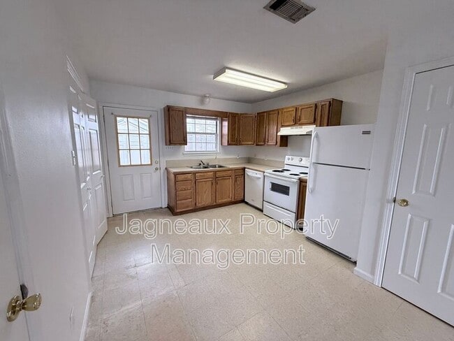 Building Photo - 201 Crystal Ln