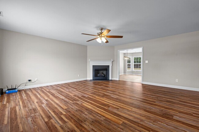 Building Photo - 3 Bed 2 Bath Convenient to Fayetteville an...