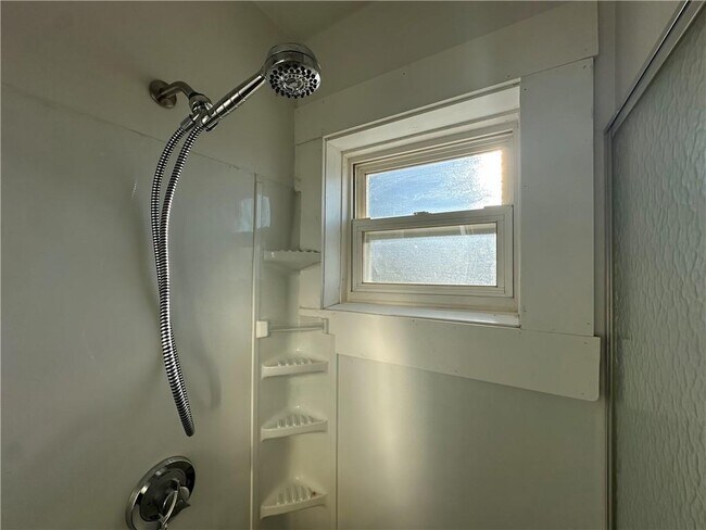 Building Photo - 5 Record St